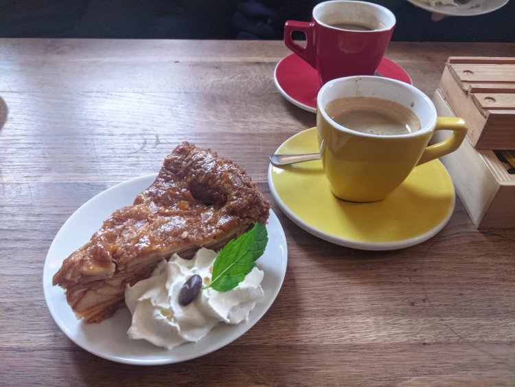 Koffie met taart bij Koffie-Kaffee de Boekhouder 